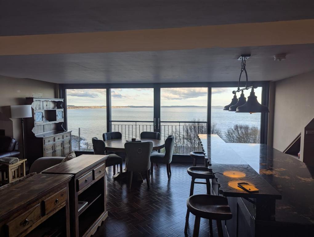 Χώρος καθιστικού στο Teach Cois Farraige House by the Sea