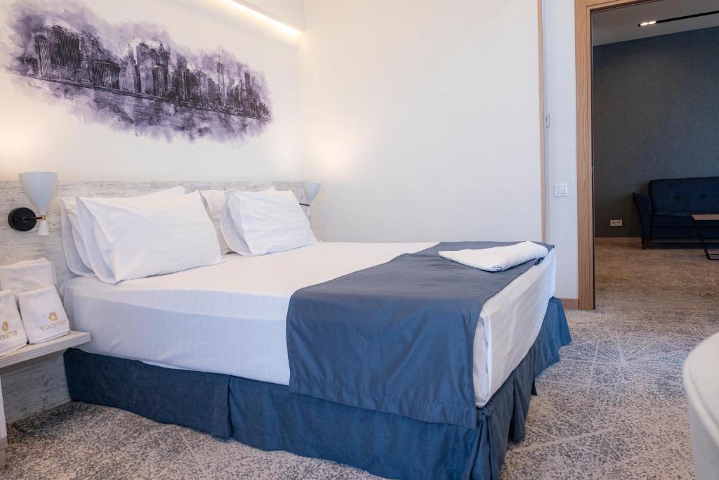 Postel nebo postele na pokoji v ubytování Rooftop Hotel