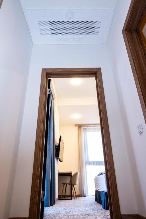 Postel nebo postele na pokoji v ubytování Rooftop Hotel