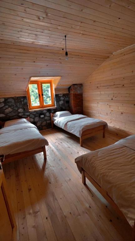 Postel nebo postele na pokoji v ubytování Rosi peak Guesthouse