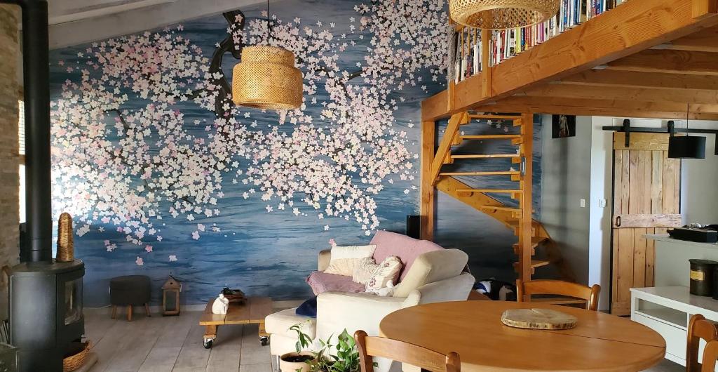- un salon orné d'une fresque murale représentant des fleurs dans l'établissement Serenity, à Seillans
