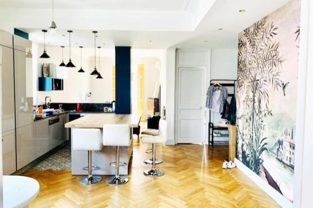 une cuisine avec une table et des chaises dans une pièce dans l'établissement Spacious Appartment 5 min to sea, à Nice