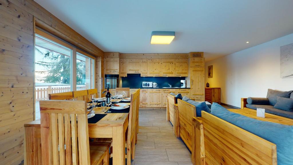 eine Küche und ein Esszimmer mit Tisch und Stühlen in der Unterkunft Les Mayens MB 001 - LUXURY apartment 8 pers in Veysonnaz