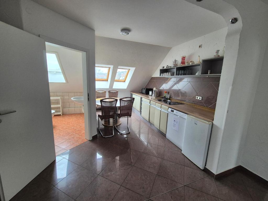 Kuchyň nebo kuchyňský kout v ubytování Mainstern Hotel