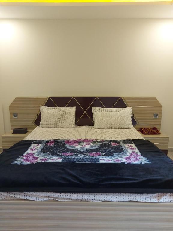 Postel nebo postele na pokoji v ubytování Farooq hotel