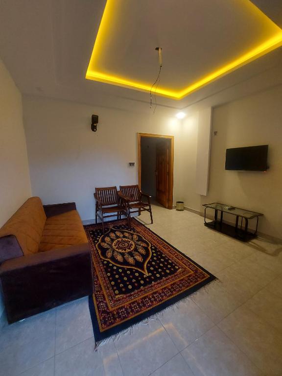 TV a/nebo společenská místnost v ubytování Farooq hotel