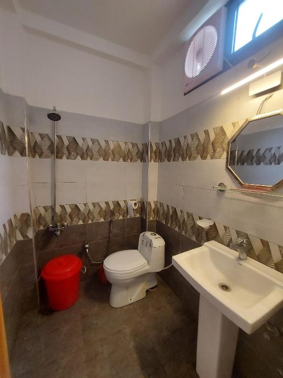 Koupelna v ubytování Farooq hotel