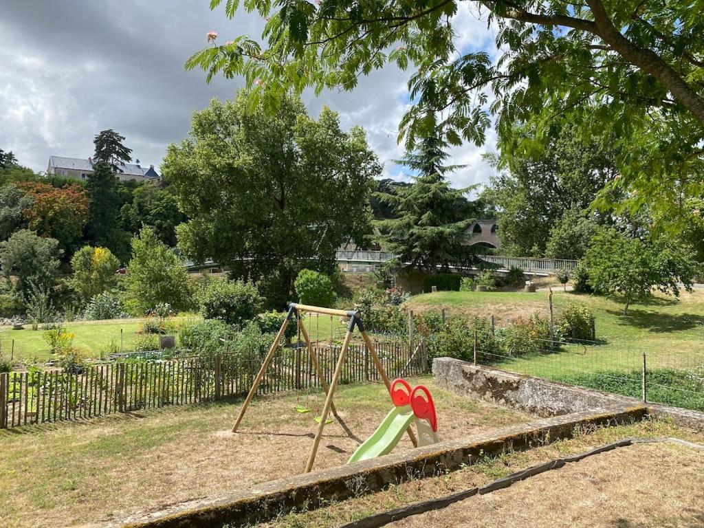 une aire de jeux avec balançoire dans un jardin dans l'établissement Maison bords de Loire, Montjean sur Loire, 4 pers, à Montjean-sur-Loire