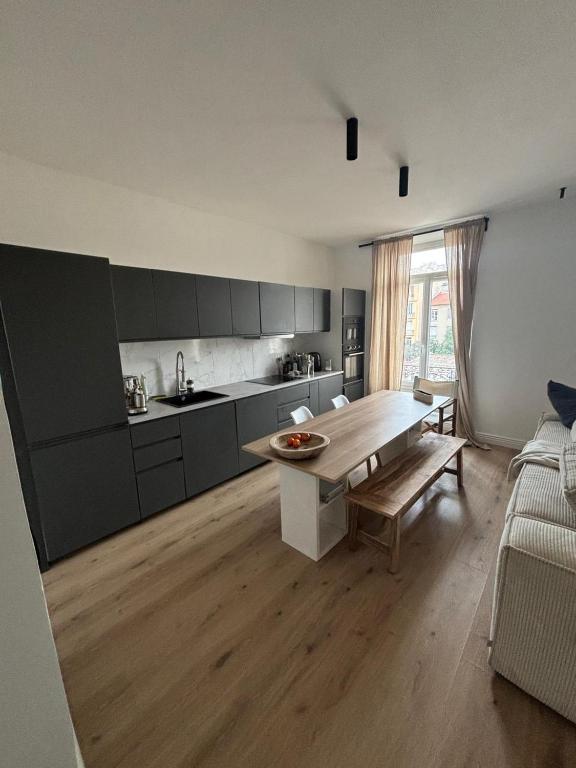 - une cuisine avec une table en bois dans une chambre dans l'établissement Exceptional apartment in Cannes -, à Cannes