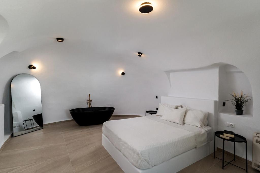 Postel nebo postele na pokoji v ubytování Enalion Suites