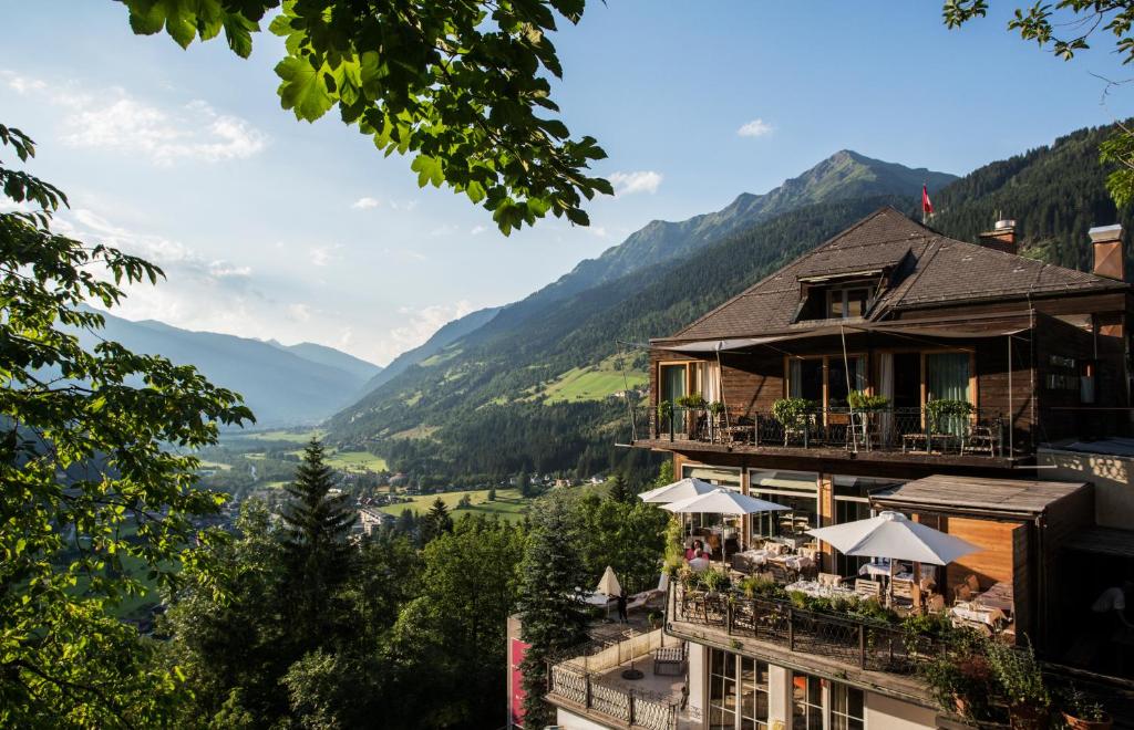 hotel z widokiem na góry w obiekcie Alpine Spa Hotel Haus Hirt w mieście Bad Gastein