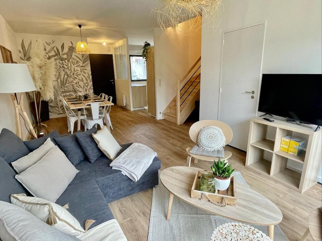 TV a/nebo společenská místnost v ubytování Spacious house for up to 10 people in Vertou