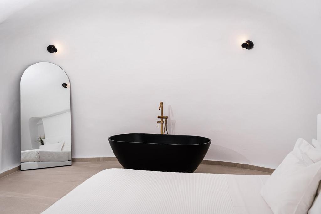 Postel nebo postele na pokoji v ubytování Enalion Suites
