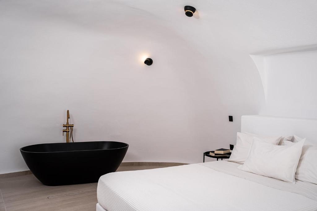 Postel nebo postele na pokoji v ubytování Enalion Suites