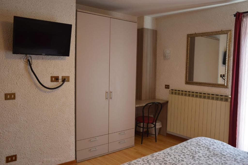 A television and/or entertainment centre at Albergo Sella - Monte Amiata