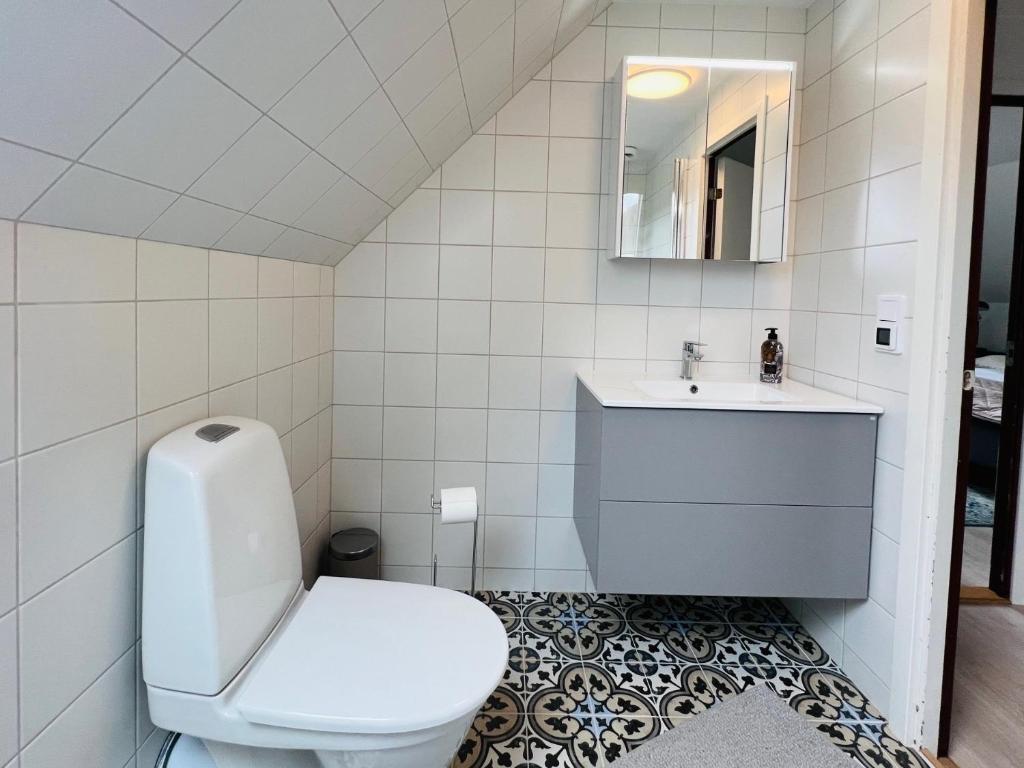 Koupelna v ubytování Penthouse-lägenhet med två sovrum & terass med havsutsikt