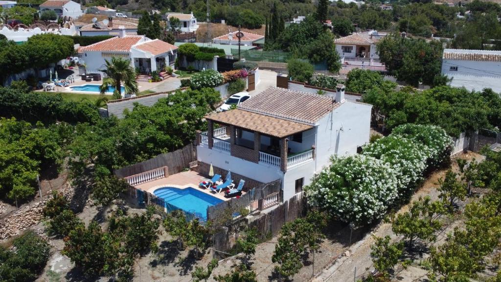 z góry widok na dom z basenem w obiekcie Villa La Lomilla w mieście Nerja