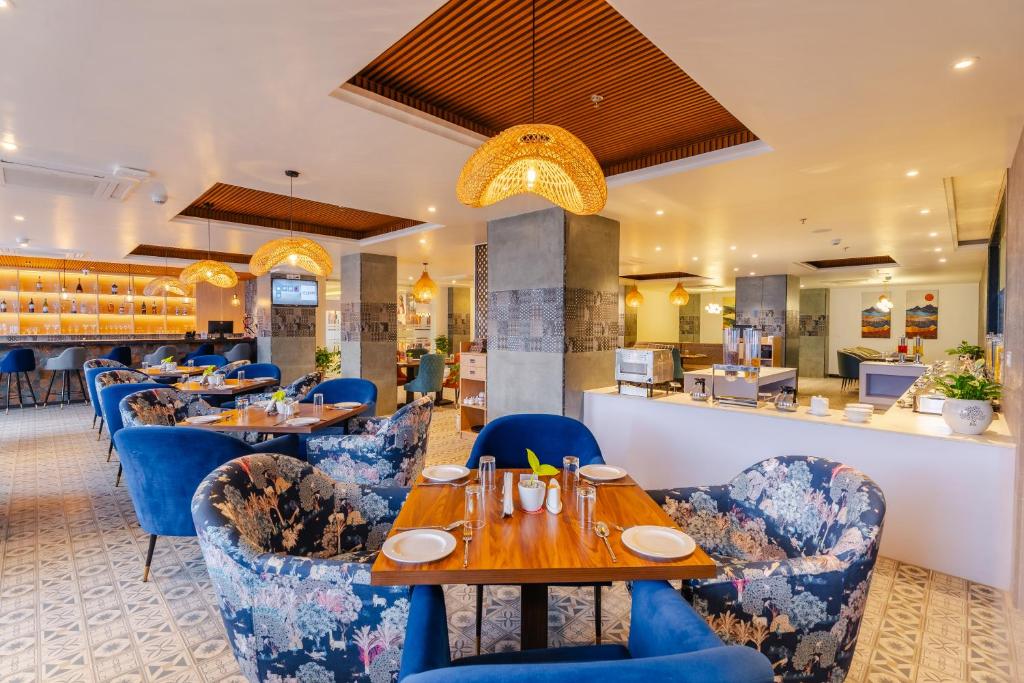 Restoran või mõni muu söögikoht majutusasutuses Hotel Anuttara