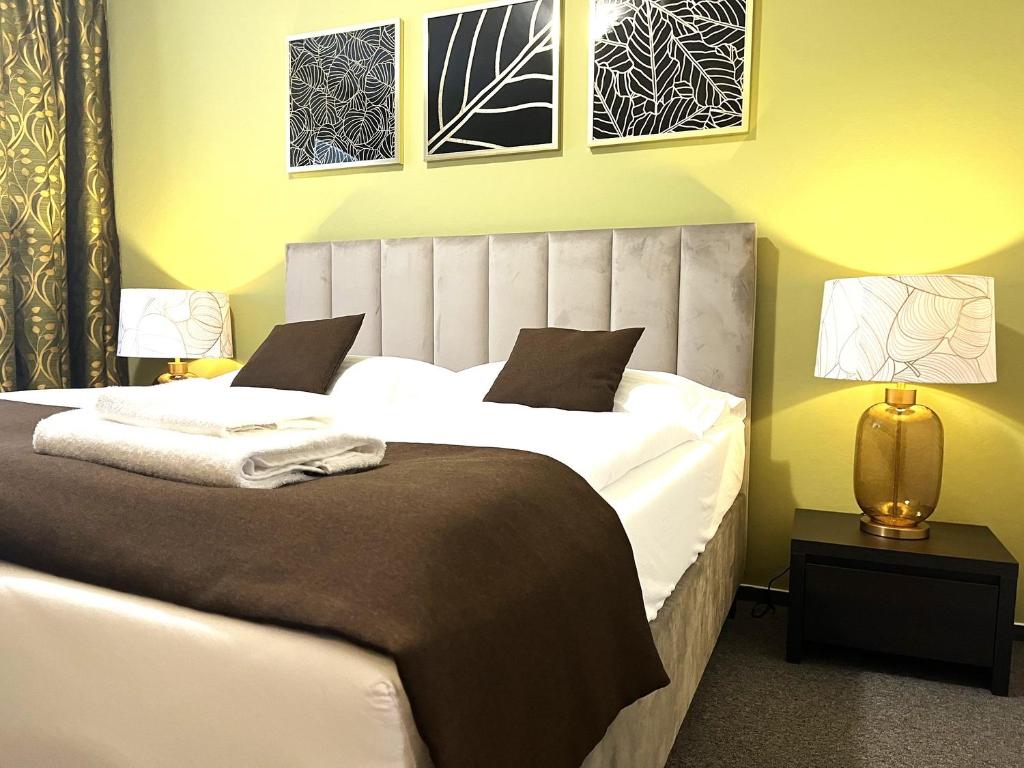 Postel nebo postele na pokoji v ubytování Hotel Zlatý Býk