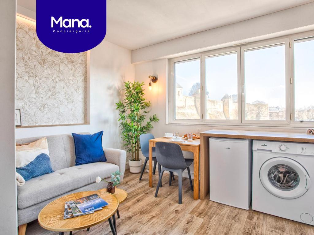 un salon avec un canapé et une table dans l'établissement Le Nid - Hypercentre - Vue sur le Château, à Caen