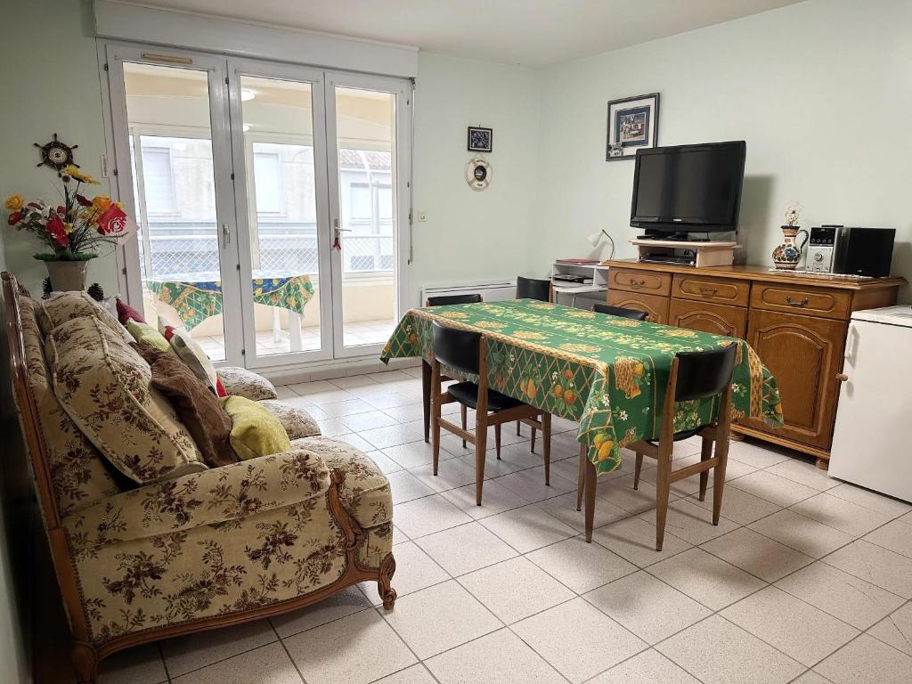 un salon avec une table et un canapé dans l'établissement Appartement confortable aux Sables-d'Olonne de 61 m², à Les Sables-dʼOlonne