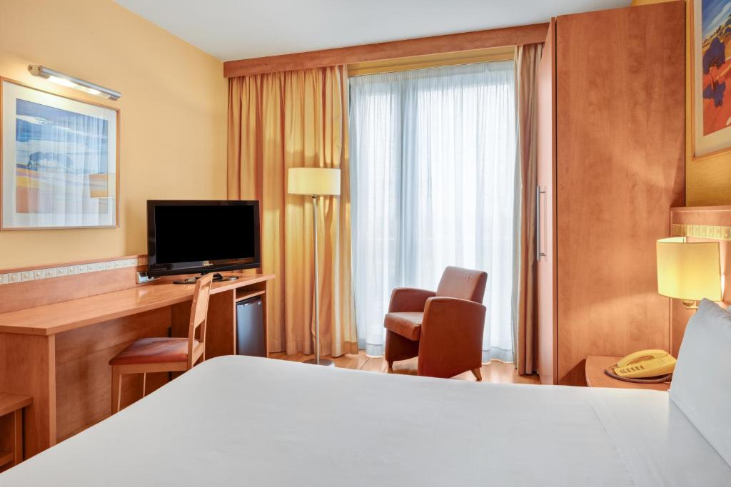 TV a/nebo společenská místnost v ubytování B&B HOTEL Tarragona Valls