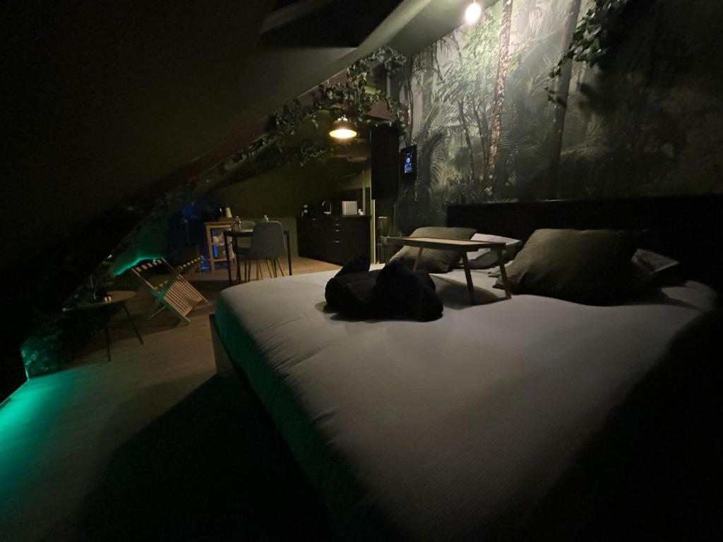 Postel nebo postele na pokoji v ubytování La Suite Jungle - High Tech - NETFLIX - WIFI très Haut Débit