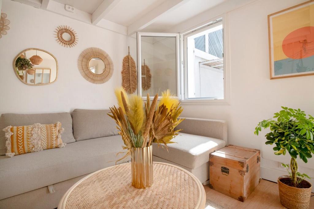 un salon avec un canapé et une table dans l'établissement Jolie maison face à l'océan Biscarrosse Plage, à Biscarrosse