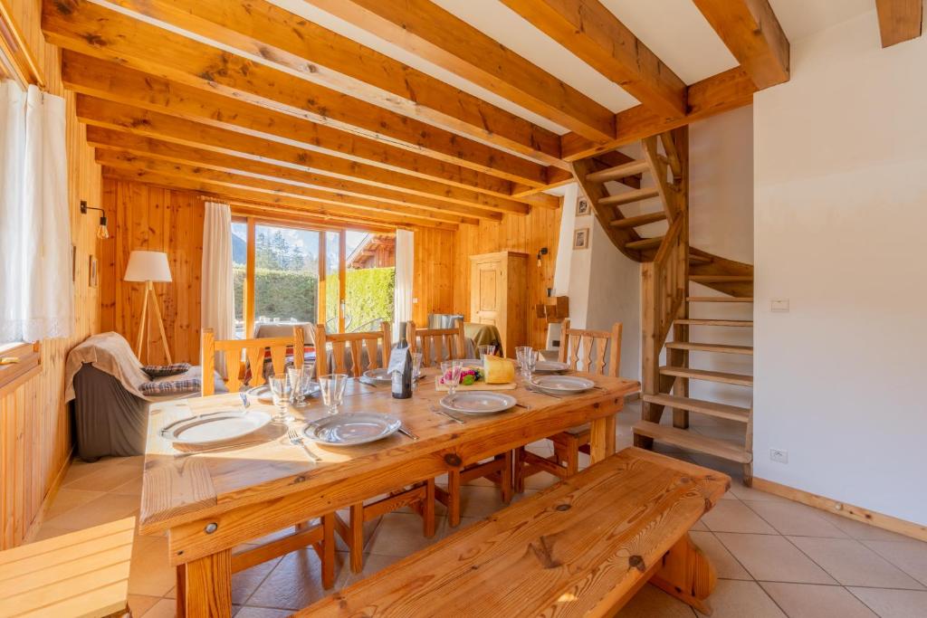 une salle à manger avec une table et des chaises en bois dans l'établissement Chalet Grands Montets -Garden -Ski in out - Happy Rentals, à Chamonix-Mont-Blanc