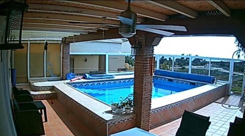 duży basen z wentylatorem sufitowym i patio w obiekcie Villa Bella Vista w mieście San Juan de los Terreros