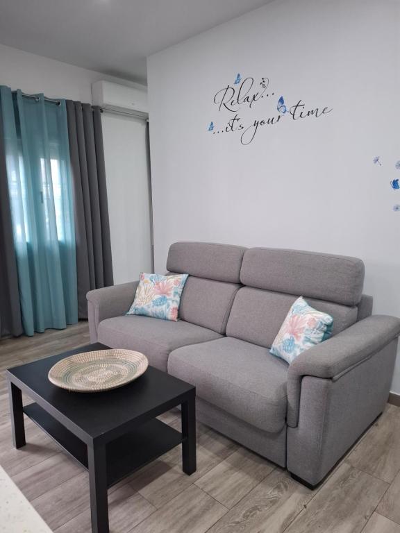 salon z kanapą i stolikiem kawowym w obiekcie Apartamento PREMIUM La Biznaga w Maladze