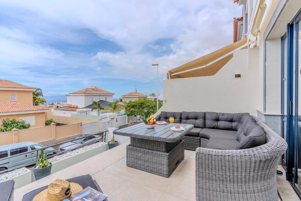 Elegant semi-detached villa with sea views in Costa Adeje