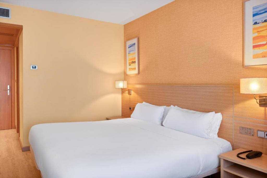 Postel nebo postele na pokoji v ubytování B&B HOTEL Tarragona Valls