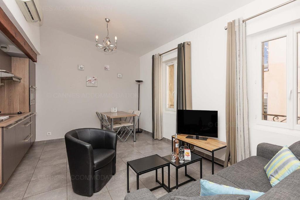 un salon avec un canapé et une table dans l'établissement Residence Aout 43, à Cannes
