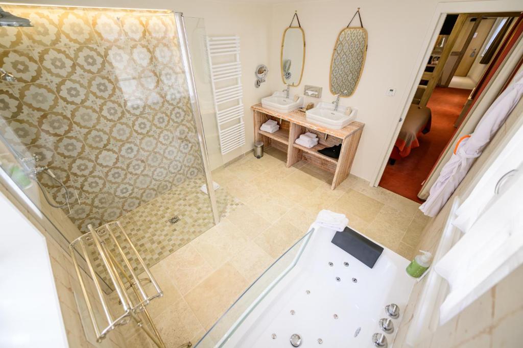Koupelna v ubytování Hotel Beaucour