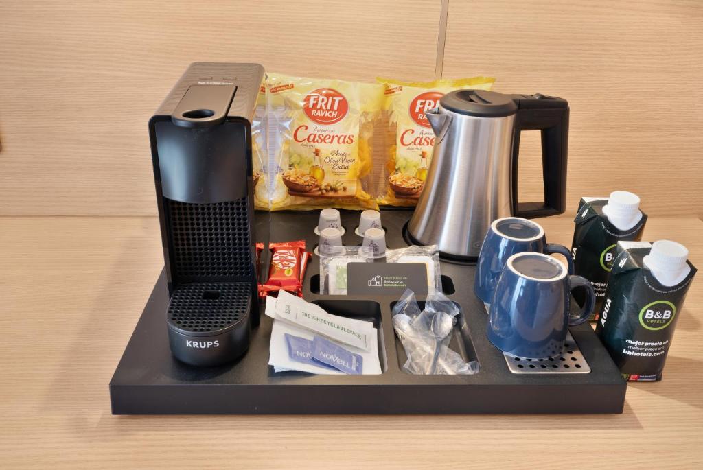 Příslušenství pro přípravu čaje a kávy v ubytování B&B HOTEL Tarragona Valls