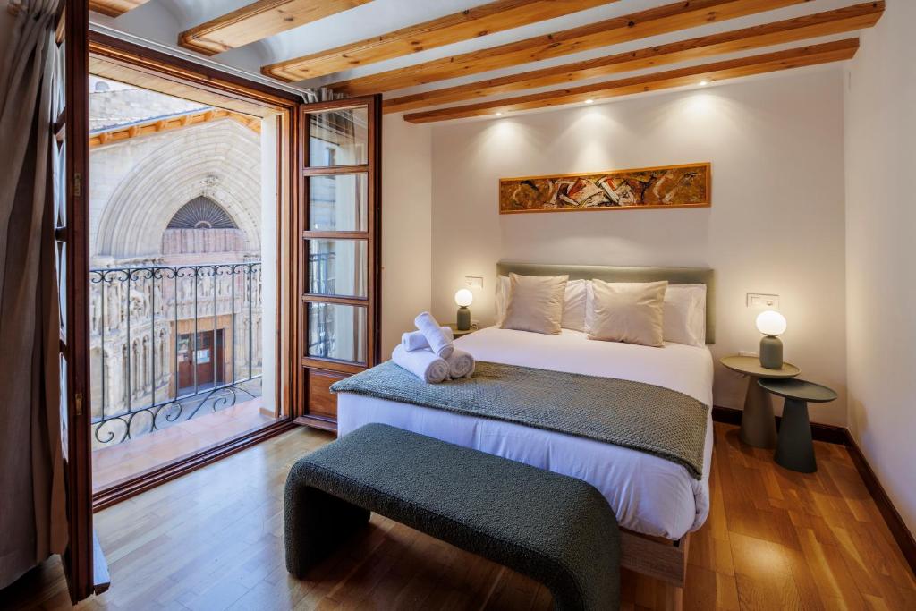 una camera da letto con un letto e una grande finestra di San Bartolome SB11 Casa con encanto bodega aire acondicionado y vistas al centro histórico by Apartamentoslogrono a Logroño