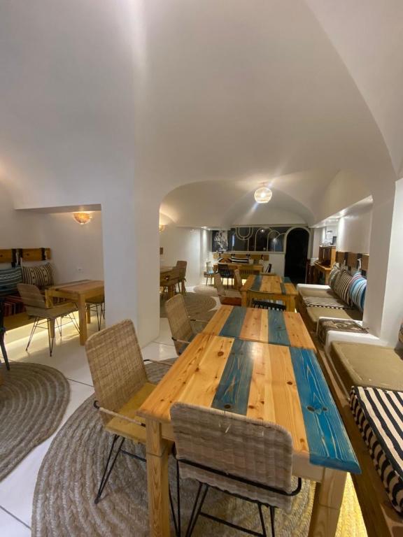 a dining room with a wooden table and chairs at Hôtel Djerba Authentique - Au centre de Midoun in Midoun