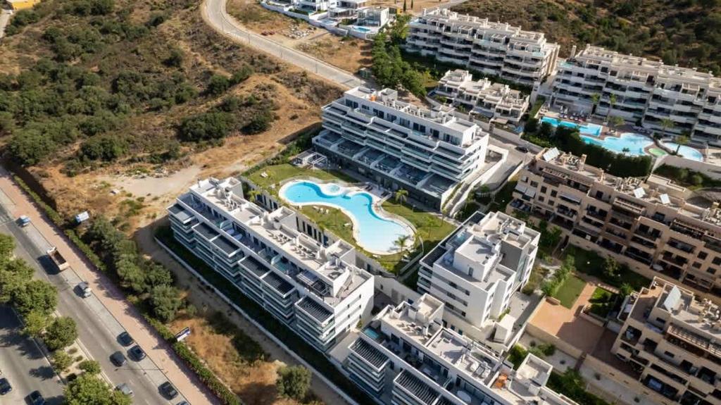 z góry widok na duży budynek z basenem w obiekcie Cala Serena - Beautiful 2-bedroom apartment 850 meters from the beach w mieście La Cala de Mijas