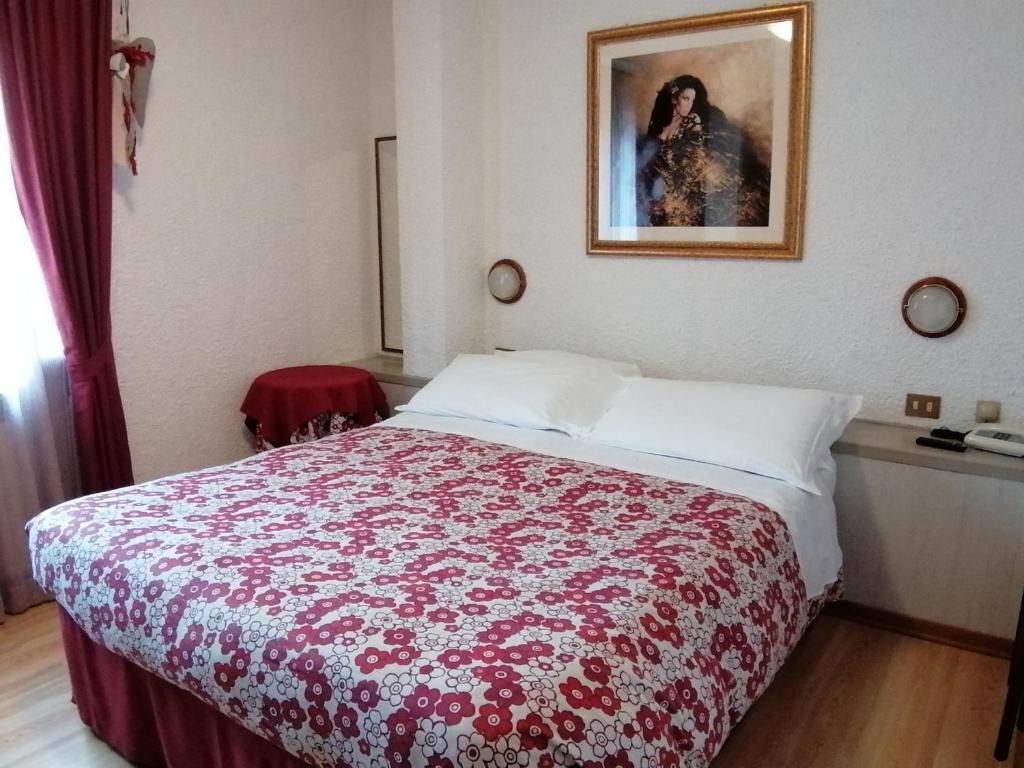 A bed or beds in a room at Albergo Sella - Monte Amiata