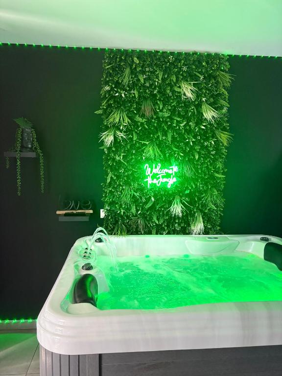 Fotografie z fotogalerie ubytování Ô Spa Privatif - Luxury Suite - JACUZZI-SAUNA-NETFLIX-FISHSPA-SERVIETTES-PEIGNOIRS-SANDALES-CAFE v destinaci Morlanwelz-Mariemont