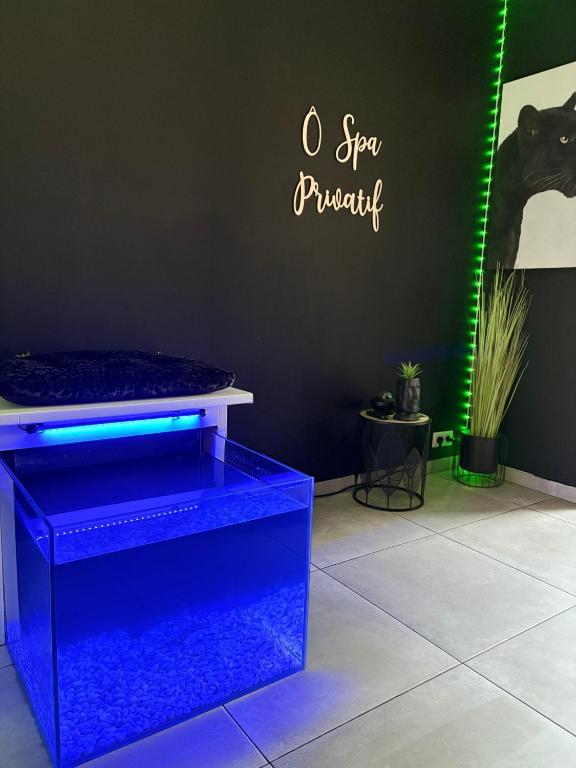 Fotografie z fotogalerie ubytování Ô Spa Privatif - Luxury Suite - JACUZZI-SAUNA-NETFLIX-FISHSPA-SERVIETTES-PEIGNOIRS-SANDALES-CAFE v destinaci Morlanwelz-Mariemont