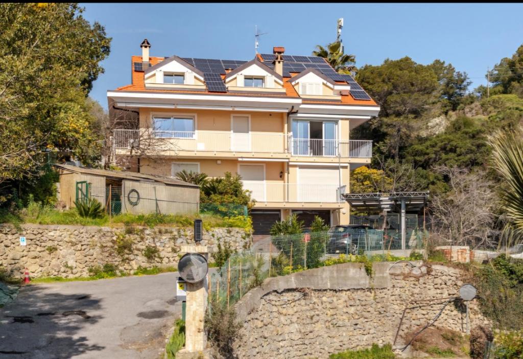 Το κτήριο όπου στεγάζεται  το διαμέρισμα