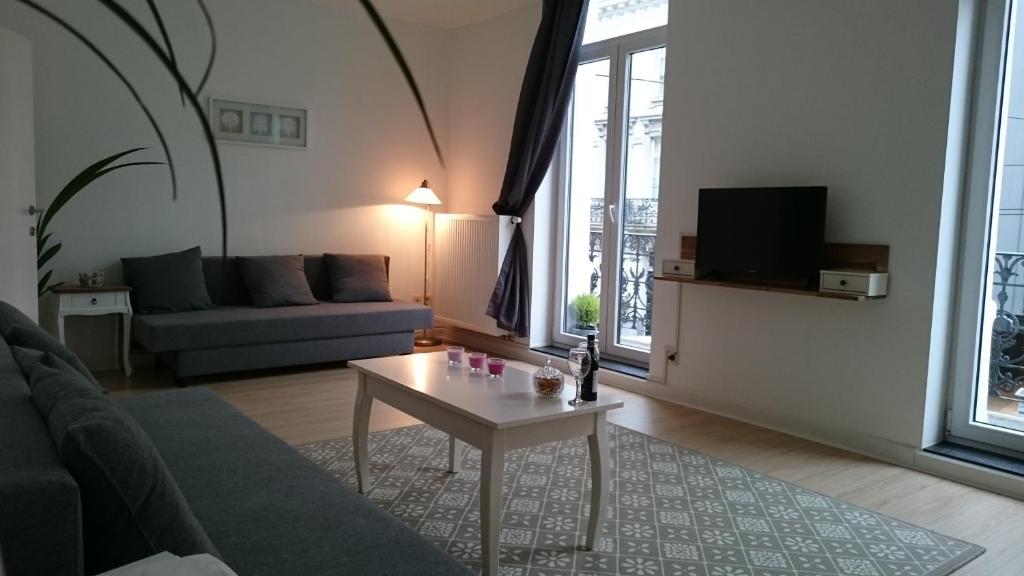 uma sala de estar com um sofá e uma mesa de centro em 3C-Apartments em Gent