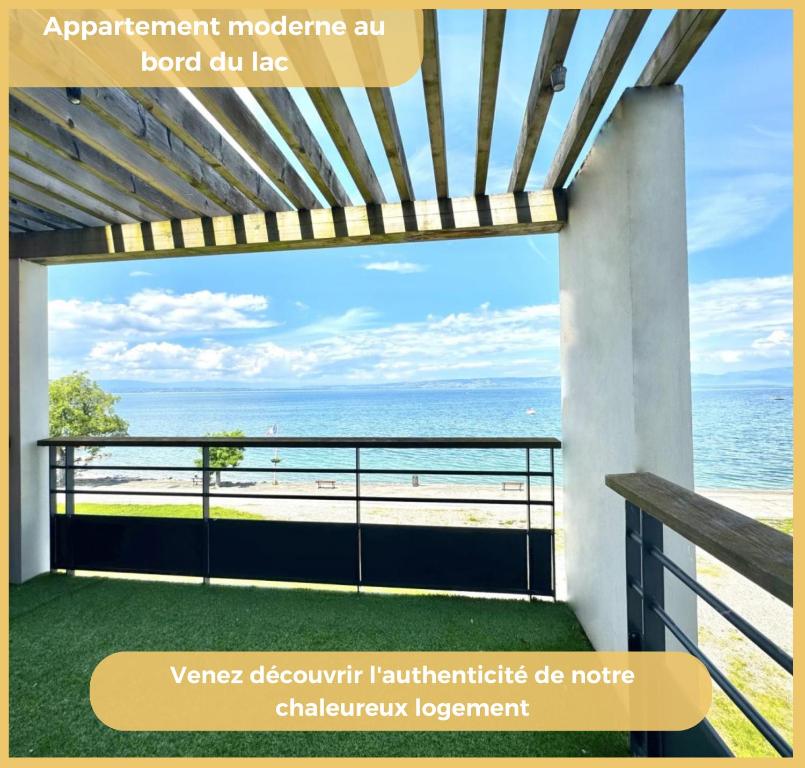 - une vue sur la plage depuis le balcon d'un front de mer dans l'établissement Le Rivage I T3 Bord du Lac I Publier, à Publier