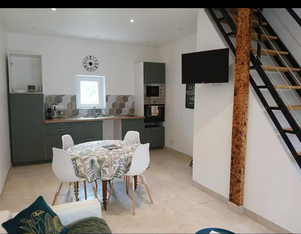 a kitchen and dining room with a table and chairs at Quiet house near Disneyland in Quincy-Voisins