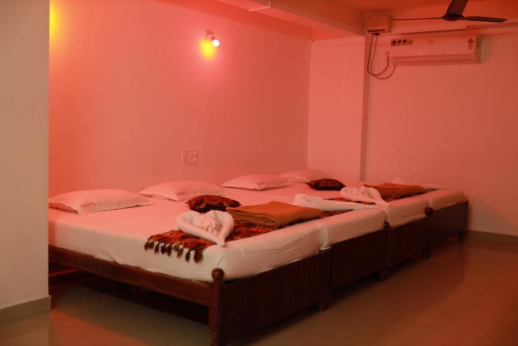Postel nebo postele na pokoji v ubytování Cherai Beach Palace