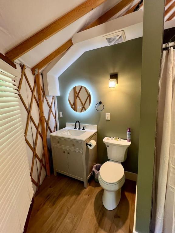 Koupelna v ubytování Deer Pass - Luxury Glamping Yurt Near Deep CreekMd