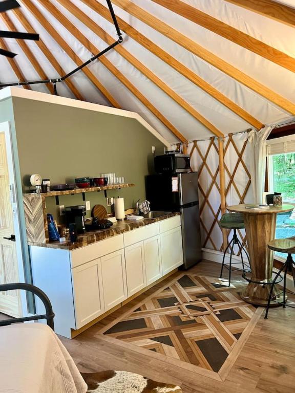Kuchyň nebo kuchyňský kout v ubytování Deer Pass - Luxury Glamping Yurt Near Deep CreekMd