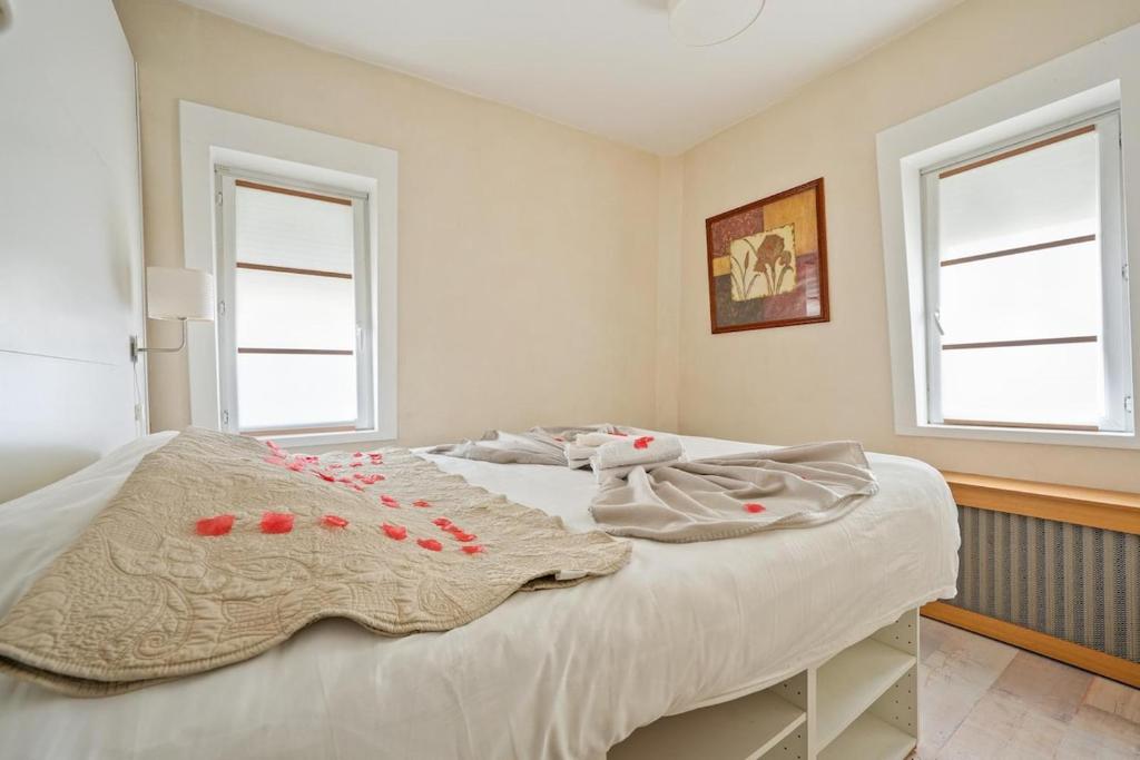 une chambre avec deux lits et deux fenêtres dans l'établissement Welcome to Village Parisien 3, à Saint-Maur-des-Fossés